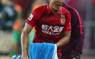 足球红牌假摔犯规吗，足球红牌假摔犯规吗知乎